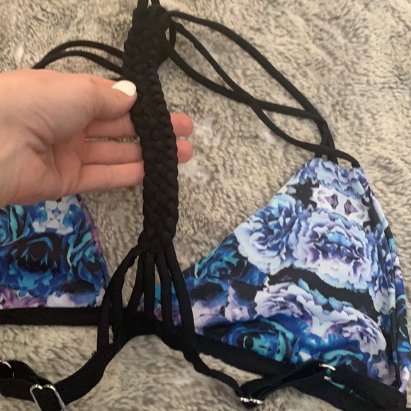 Bikini - Picture 3 of 4